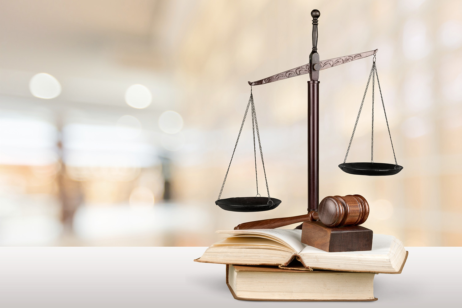 Darstellung von Recht und Gerechtigkeit mit Büchern und einem Gavel.